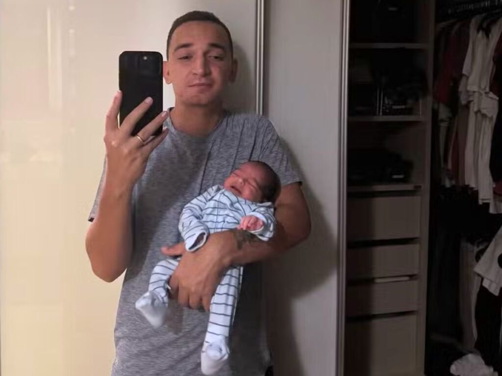 Joao-Gomes-e-o-filho-recem-nascido.jpg