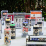 Artista ensina a transformar objetos descartados em arte e o mundo em miniatura em oficina no POW Festival 2025