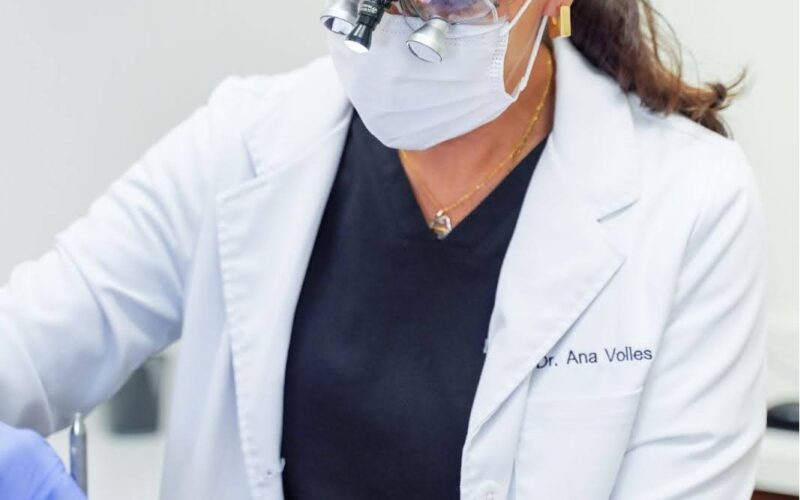 2026-Dr-Ana-Volles-atuando-na-FLorida.jpg